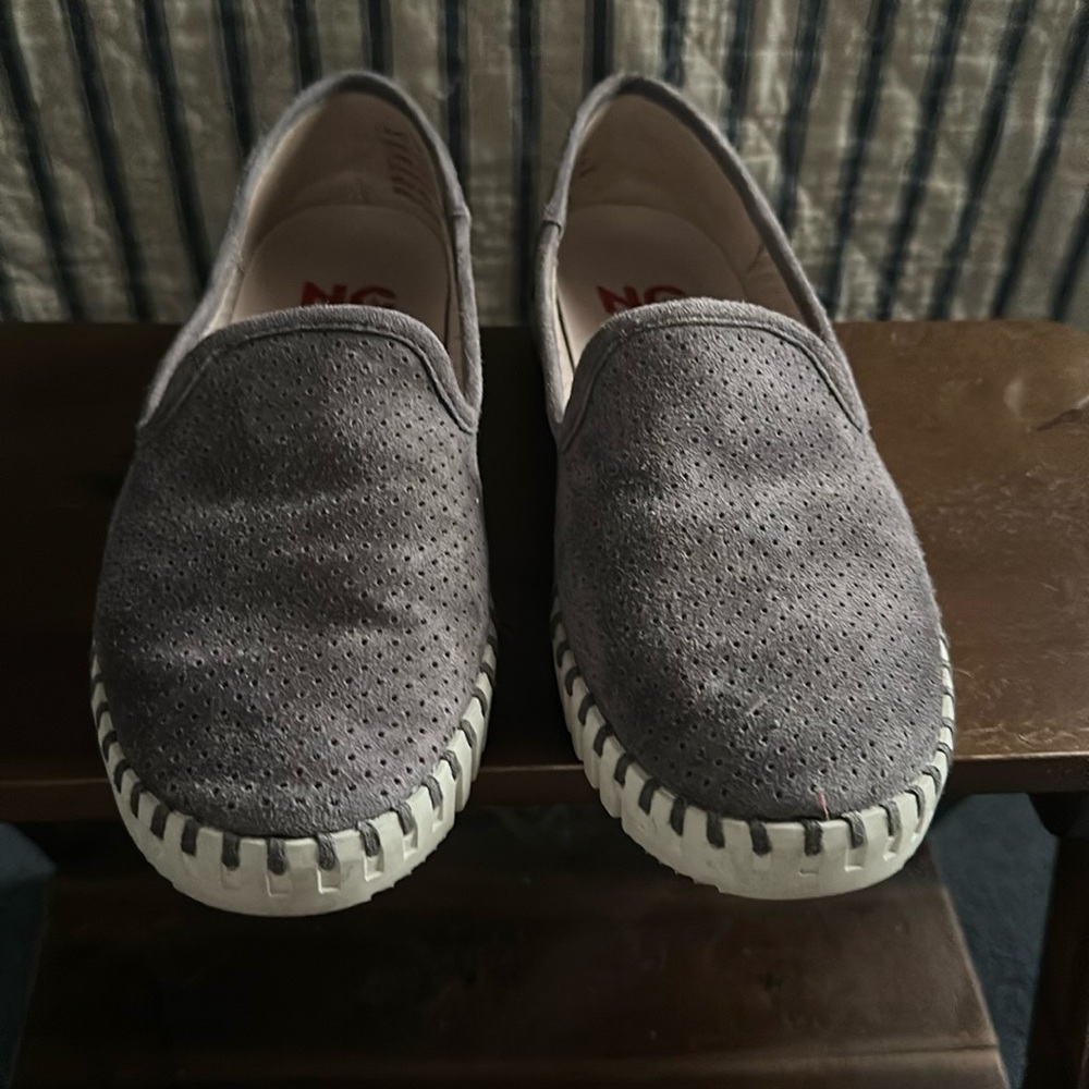EUC National Comfort gray suede slip ons size 6 1/2 super comfy